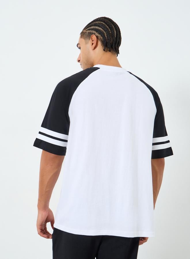 ستايلي تيشيرت بأكمام راجلان وتصميم كتل ألوان وقصة واسعة للرجال - Image 3